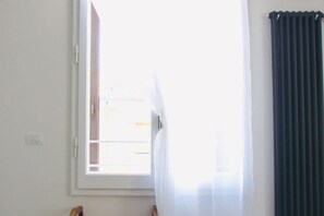 A room with a window, a radiator, and a curtain. - Casa Macri, apartment in Santa Maria Novella (Firenze)