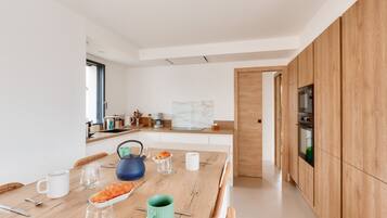 Een koelkast, een microgolfoven, een oven, een vaatwasser