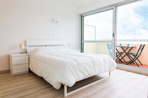 1 chambre, fer et planche à repasser