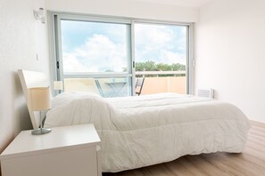 1 chambre, fer et planche à repasser