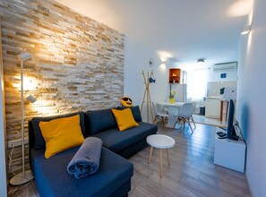 Studio (Studio Apartment) | Living room