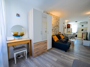 Studio (Studio Apartment) | Wohnzimmer