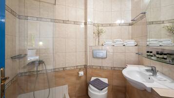 Quarto triplo | Banheiro | Secador de cabelo, toalhas de banho