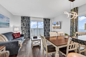 Leilighet – signature, 2 soverom, strandutsikt, ved strandkanten | Spiseområde på rommet