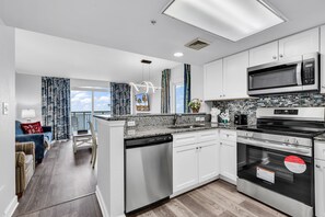 Condo Prestigio, 2 habitaciones, vista a la playa, frente al mar | Cocina privada | Refrigerador, microondas, horno y parrilla de estufa 