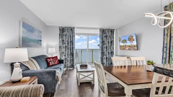 Condo com design assinado, 2 quartos, vista para a praia, de frente para a praia | Sala de estar | Smart TV 37 polegadas com canais digitais