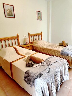 3 habitaciones, tabla de planchar con plancha, wifi y ropa de cama