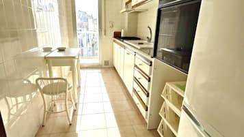 Microondas, horno, placa de cocina y utensilios de cocina