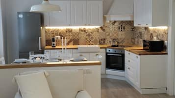 Frigorifero, microonde, forno, piano cottura