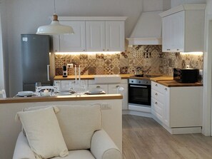 Kjøleskap, mikrobølgeovn, ovn og kokeplater