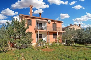 Property entrance - Bright Apartment With Garden and Balcony (Vodnjan)