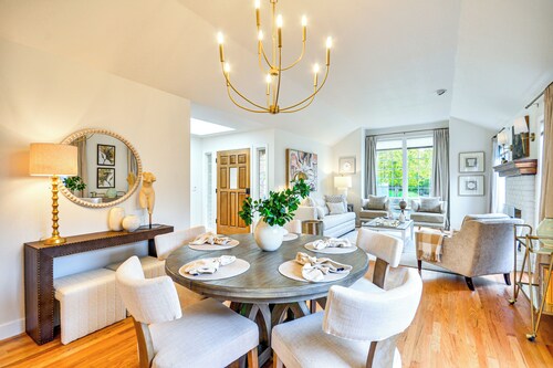 Near Shops & Cafes: Beaverton Haven w/ Luxe Decor!