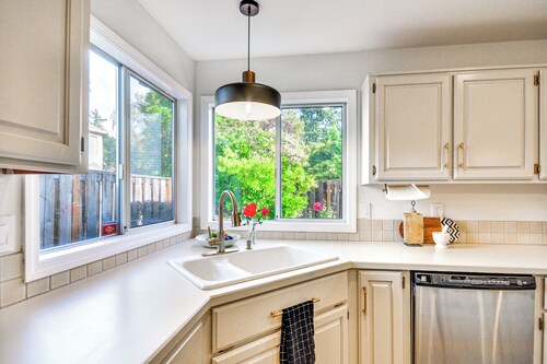 Near Shops & Cafes: Beaverton Haven w/ Luxe Decor!