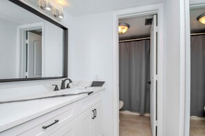 Séchoir à cheveux, serviettes fournies, savon, papier de toilette