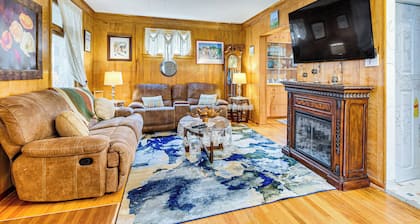 1 Mi to Dtwn: Colorful Binghamton Home