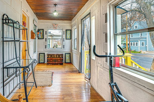 1 Mi to Dtwn: Colorful Binghamton Home