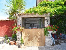 Apartamento, 1 habitación, patio, vistas a la piscina | Zona de parrillas o pícnic