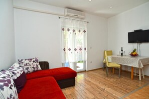 Apartamento, 1 quarto, varanda, vista para a piscina | Sala de estar