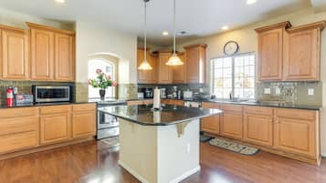 House (5 Bedrooms) | Interior