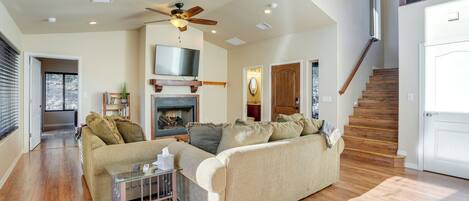 Casa (3 Bedrooms) | Área de sala de estar | Televisión, chimenea y libros