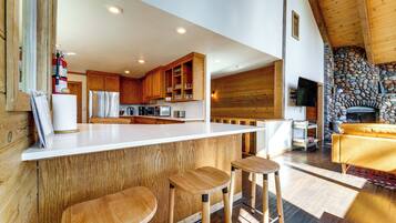 House (5 Bedrooms) | Interior