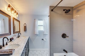 House (3 Bedrooms) | Interior - Waterfront Retreat w/ Hot Tub in Gun Barrel City! (Mabank)