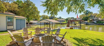 Waterfront Retreat w/ Hot Tub in Gun Barrel City!