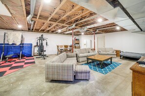 House (6 Bedrooms) | Interior