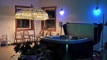 House (6 Bedrooms) | Interior