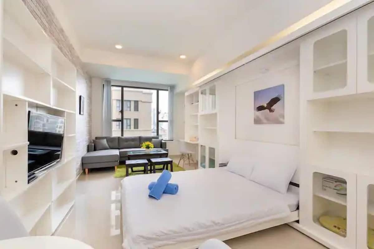 Deluxe Apartment, 2 Bedrooms, City View | 1 bilik tidur, busa memori, peti besi dalam bilik, meja