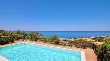 Hồ bơi ngoài trời phục vụ theo mùa, dù/ô trên bãi biển/hồ bơi