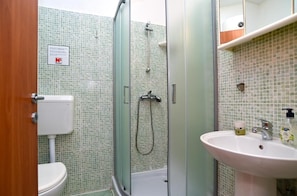 Appartement, 1 slaapkamer, terras, uitzicht op tuin | Badkamer