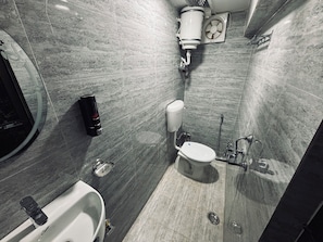 Un bagno moderno con il water, un bidet e una vasca.