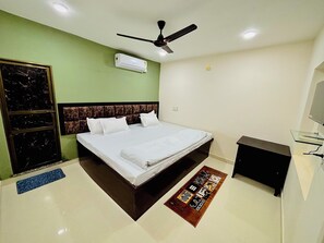 Deluxe Double Room | Egyptian cotton sheets, premium bedding, desk, laptop workspace