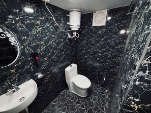 Shower, free toiletries, towels, soap - Shree Balaji Comfort (Varanasi)