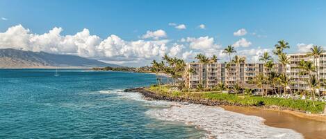 En la playa, sillas reclinables de playa, toallas de playa