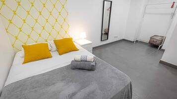 1 dormitorio, tabla de planchar con plancha, wifi y ropa de cama