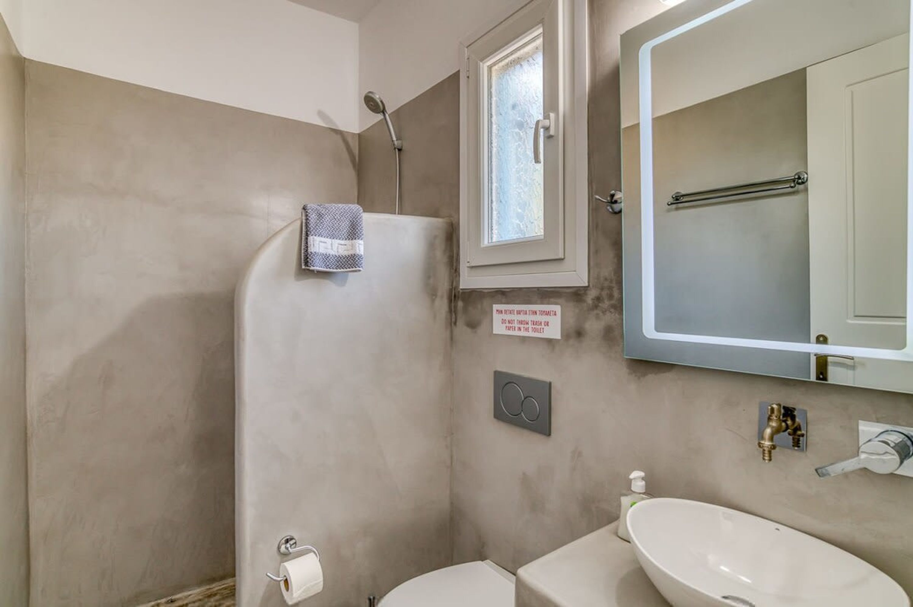Un baño con ducha, inodoro y lavabo.
