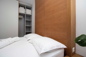 4 habitaciones, tabla de planchar con plancha, wifi y ropa de cama 