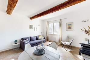 Living area - Le Pigeonnier - A Journey to Provence (Aix-en-Provence)