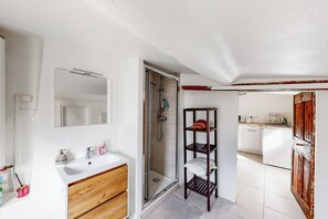 Hair dryer, towels, soap, toilet paper - Le Pigeonnier - A Journey to Provence (Aix-en-Provence)