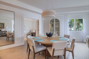Dining - Residence 303, Elegant Oasis Minutes from Seven Mile Beach (Seven Mile Beach)