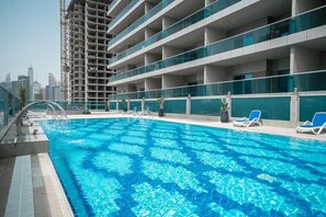 Utendørsbasseng og et oppvarmet basseng