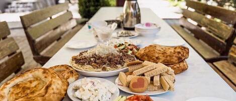 Suite Luxe, balcon, vue jardin | Restauration dans la chambre