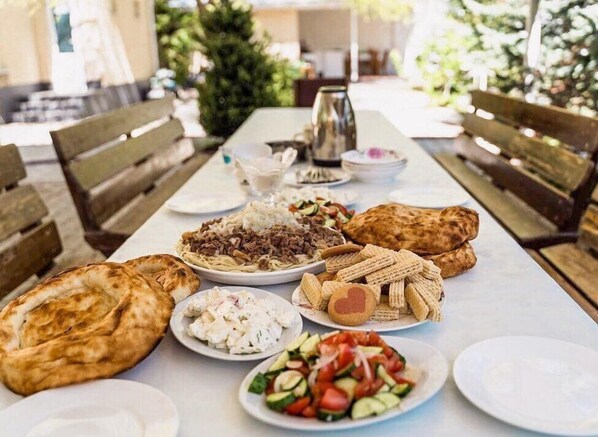 Luxury Suite, Balcony, Garden View | In-room dining