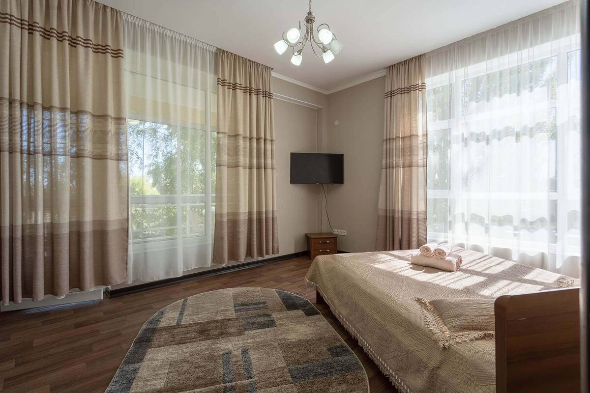 Kamar Double Standar, balkon, pemandangan kebun | Meja kerja, ruang kerja ramah laptop, dan tirai kedap cahaya
