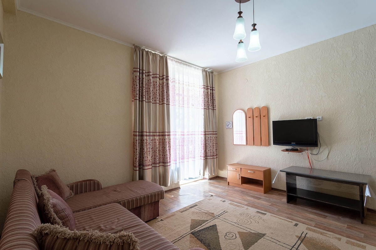 1 habitación, escritorio y espacio para trabajar con laptop
