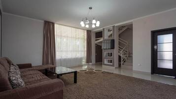 Suite de lujo, balcón, vista al jardín | 1 habitación, escritorio y espacio para trabajar con laptop