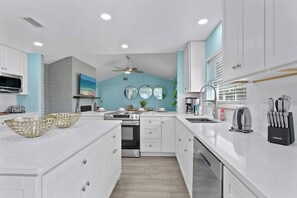 Frigorífic, microones, forn i placa de cuina 