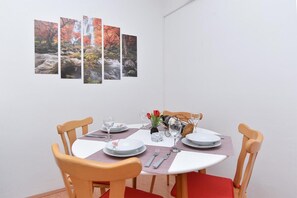 Apartemen, 1 kamar tidur, Boleh Merokok, patio | Ruang makan